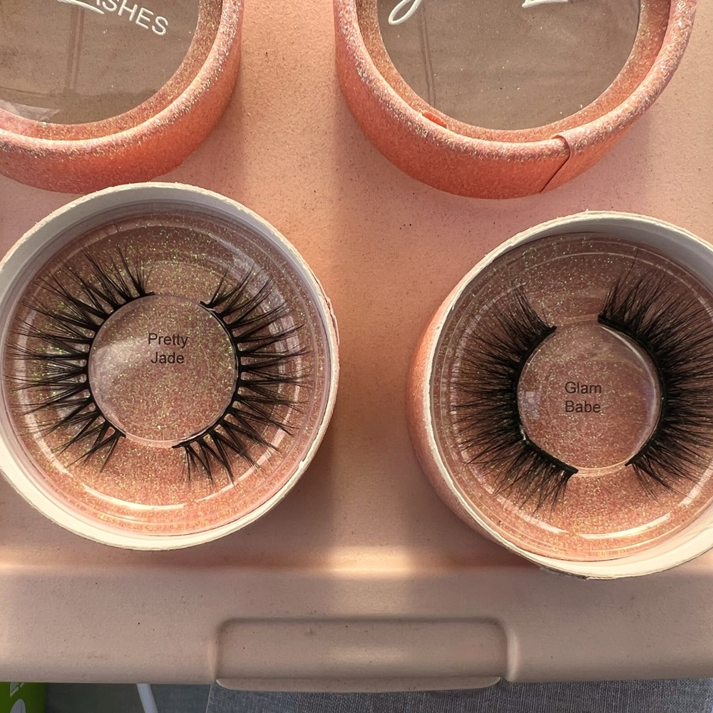 Natural or dramatic eyelashes